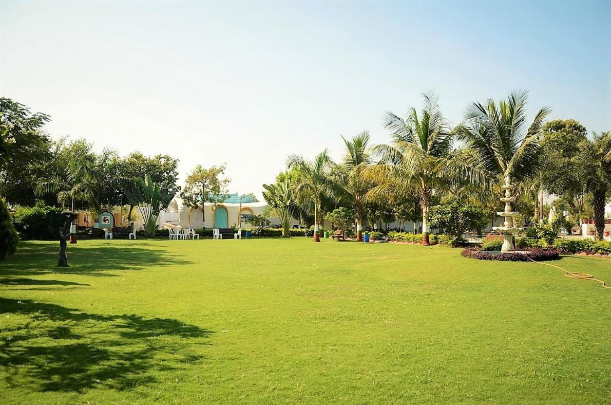 Royal Club & Resort Ahmedabad Eksteriør billede